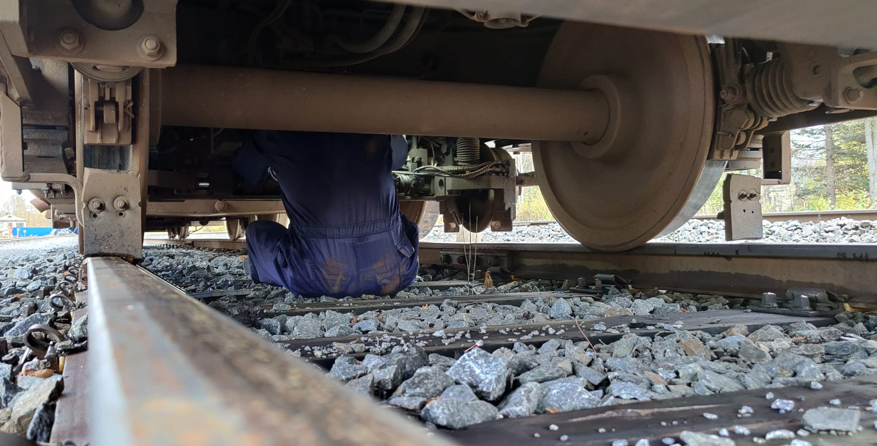 Junaa korjataan junaradalla, rautatiealan asiantuntijapalvelut, Trailex Oy.